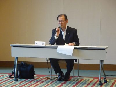 講演する長田公副知事